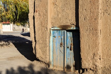 نمایی از ورودی خانه‌ای با در چوبی قدیمی که در کنار میدان مرکزی روستای دیزج خلیل و مقابل قنات ملکان این روستا قرار دارد
