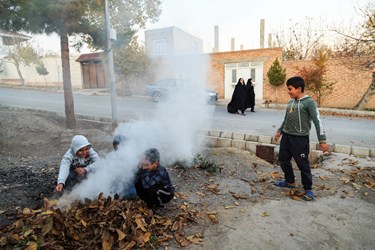 کودکان شهر سیس در حال بازی و تلاش برای روشن کردن آتش با برگ درختان و گرم شدن هستند