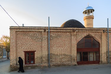 بانوی سیسی در حال عبور از کنار مسجد محمد حنفیه یا مسجد جامع شهر سیس است