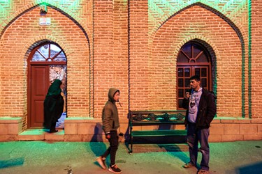 نمایی از ورودی مسجد محمد حنفیه یا مسجد جامع شهر سیس دیده می‌شود.