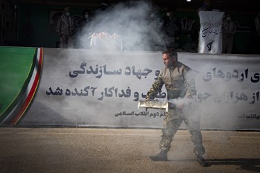 یک جهادی در حال بدرقه نیروهای حاضر در رزمایش «اقتدار جهادگران بسیج»