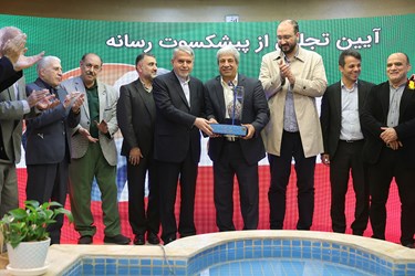 تجلیل از هادی عامل پیشکسوت رسانه توسط سیدرضا صالحی امیری رئیس کمیته ملی المپیک