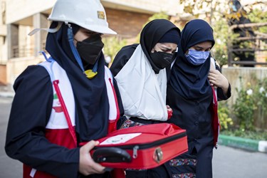 تمرین تیم امدادی دانش آموزان در مانور سراسری زلزله در مدرسه بدری برهانی
