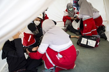 تیم امدادی جمعیت هلال احمر در مانور سراسری زلزله در مدرسه بدری برهانی