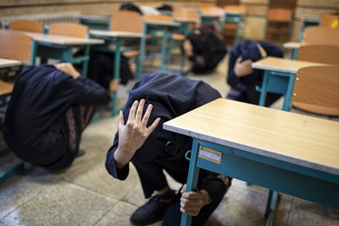 تمرین پناه گرفتن دانش آموزان درمانور سراسری زلزله در مدرسه بدری برهانی