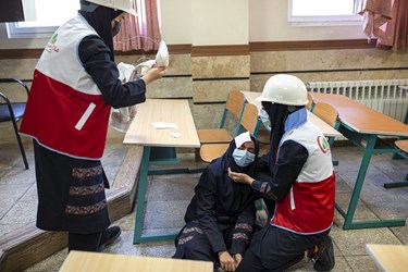 تمرین تیم امدادی دانش آموزان در مانور سراسری زلزله در مدرسه بدری برهانی