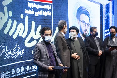 اندرزگو،ادبي