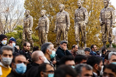 مجسمه‌های سرداران شهید لشکر 31 عاشورا در حاشیه مراسم تشییع شهید مدافع حرم حاج صمد فاتح‌ نژاد در تبریز دیده می‌شوند.