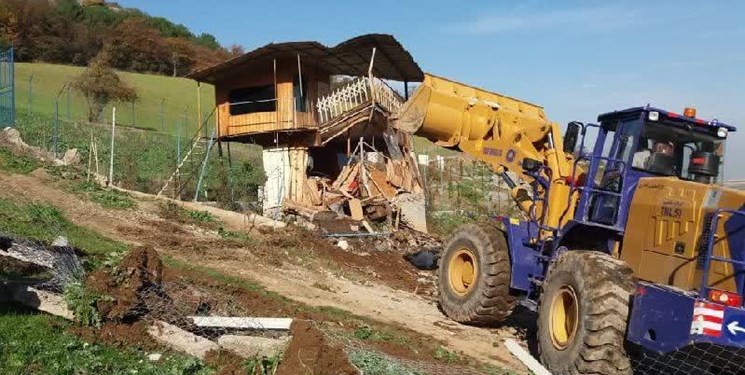تخریب سازه‌های غیرمجاز در زمین‌های کشاورزی «توشن» گرگان