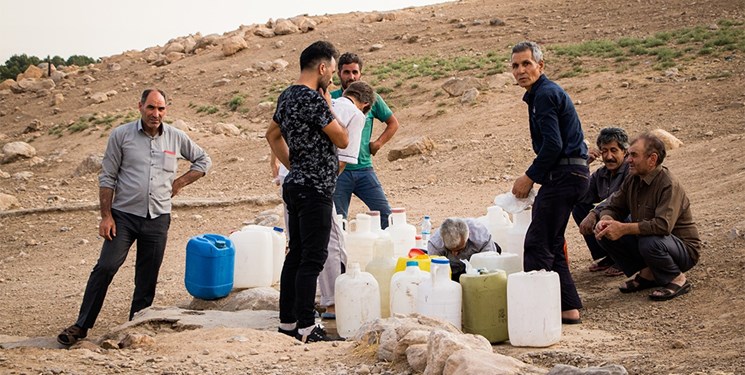 فارس من| مردم آبیک با گالن آب شرب خود را تأمین می‌کنند/ مسؤولان: آب شرب با کیفیت تا سه ماه آینده به آبیک می‌رسد