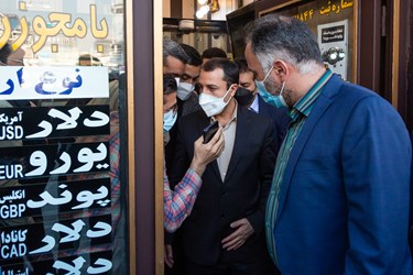 بازدید علی صالح‌آبادی رئیس کل بانک مرکزی از صرافی‌های میدان فردوسی تهران