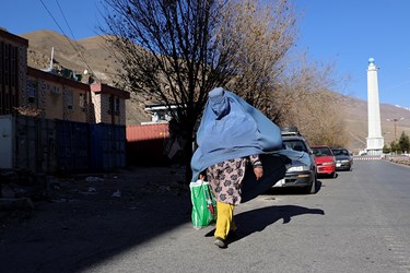 زنی از اهالی پنجشیر در حال تردد از خیابان 