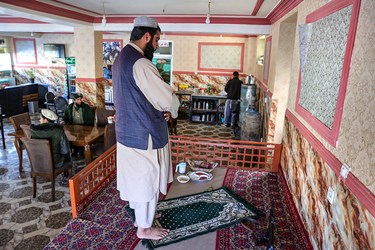 مردی در حال نماز خواندن در پنجشیر 