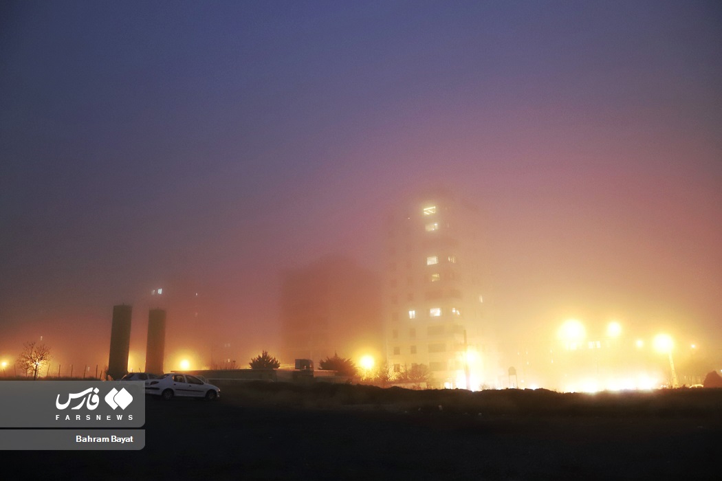 برج سفید زنجان غرق در مه