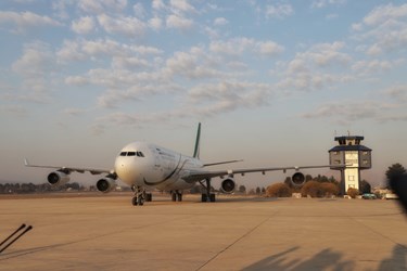 ورود هواپیمای حامل سیدابراهیم رئیسی  رئیس جمهور به لرستان/فرودگاه خرم آباد