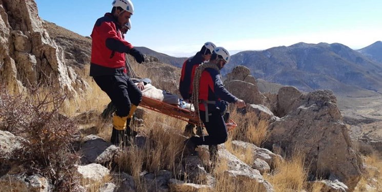 عملیات نفس گیر هلال احمر برای نجات محیطبان مجروح در ارتفاعات آب سپاه