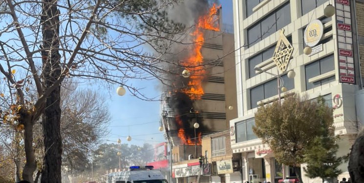 آتش‌سوزی در یک مجتمع تجاری در کرمان/حادثه تلفات جانی نداشت