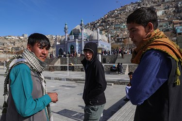 حضور جوانان در زیارتگاه سَخی در شهر کابل افغانستان 