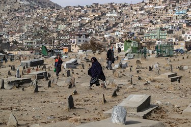 زیارت اهل قبور در آرامستان سَخی شهر کابل افغانستان 