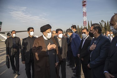دیدار آیت الله سید ابراهیم رئیسی رئیس جمهور  با مقامات استانی در فرودگاه یزد