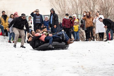 مردم تبریز در حال برف بازی و تفریح در پارک ائل گلی هستند.