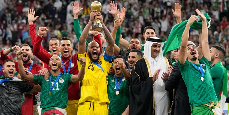 اقدام تحسین برانگیز سرمربی الجزایر در حمایت از فلسطین/جام قهرمانی به مردم غزه اهدا شد