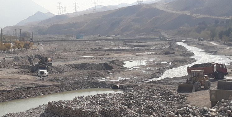 برداشت بی رویه و غیر مجاز از بستر رودخانه جاجرود/ محیط زیست استان تهران: آب منطقه‌ای بدون مجوزدر کنار رودخانه فعالیت می‌کند