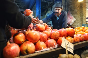مردم زنجان در حال خرید شب یلدا هستند که این شب یک مناسبت باستانی در بین ایرانیان است.