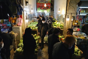 مردم زنجان در حال خرید شب یلدا هستند که این شب یک مناسبت باستانی در بین ایرانیان است.