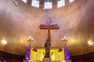 صلیب چوبی نصب شده بر روی دیوار سالن این کلیسا و پایه‌های چوبی که بر روی آن‌ها نقاشی‌ از حضرت مریم (ع) که حضرت عیسی (ع) را در آغوش گرفته است، یکی دیگر از زیبایی‌های کلیسای کلدان کاتولیک آشور است