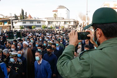 مردم در حال مشايعت پيكر شهدا از ميدان همافران به طرف ميدان ازادي نوشهر