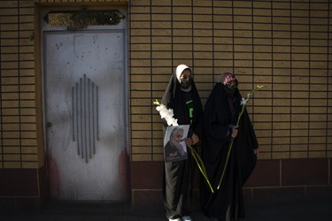 حضور بانوان در مراسم تشییع پیکر شهدای گمنام در سمنان