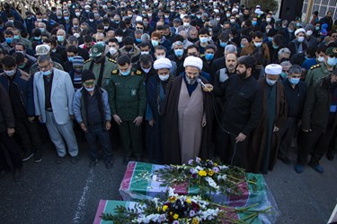 حجت‌الاسلام‌والمسلمین مرتضی مطیعی، نماینده ولی فقیه در استان سمنان بر پیکر شهدای گمنام در سمنان نماز خواند