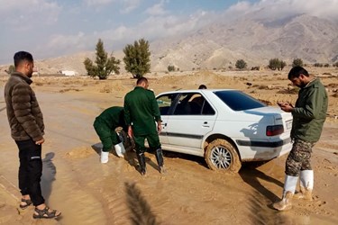 خدمات رسانی 80 گروه جهادی به مناطق سیل‌زده فارس