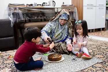 فاطمه طاعتی سعی میکند به کمک تیارا و محمد مهدی کارهای خانه را انجام دهد تا هر دو آنها همکاری با هم را یاد بگیرند.