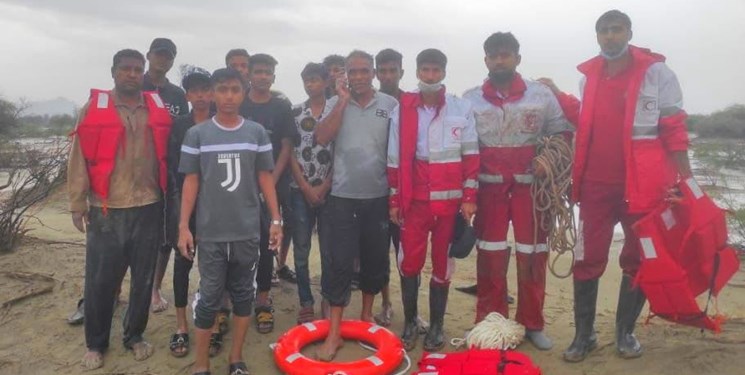 نجات ۱۱ دانش آموز گرفتار در سیلاب با تلاش ۲ ساعته امدادگران مینابی
