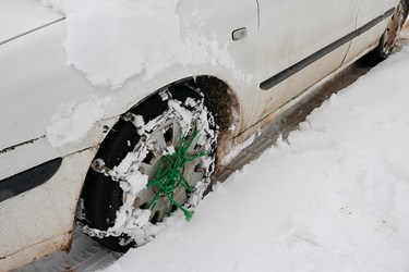 بستن زنجير چرخ در محورهای برف گير و كوهستانی از الزامات است 