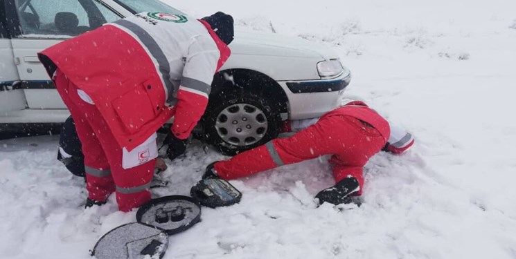 امدادرسانی هلال احمر به 76 خودرو گرفتار در محورهای برفگیر ایلام