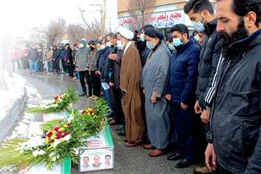 اقامه نماز به پیکر جان باختگان