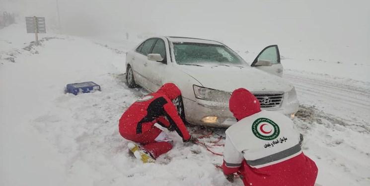 امدادرسانی هلال احمر ایلام به 486 خودرو گرفتار شده در محورهای برفگیر