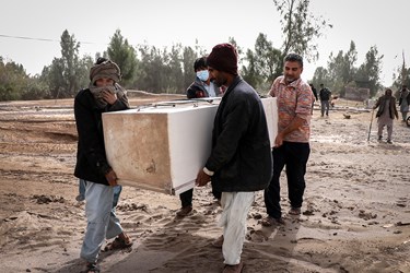 انتقال یخچال یکی از سیل زدگان جازموریان برای تعمیرکردن به محل مناسب و خشک