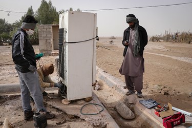 تعمیر و راه اندازی وسایل برقی سیل زدگان جازموریان توسط گروه جهادی «یاوران مهارت»