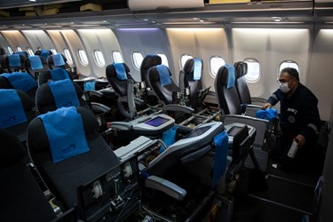 چک و بازرسی فنی صندلی های مسافران هواپیمای ایرباس ۳۳۰ ایران ایر توسط متخصص فنی هواپیمایی هما