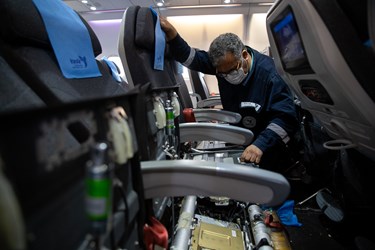 چک و بازرسی فنی صندلی های مسافران هواپیمای ایرباس ۳۳۰ ایران ایر توسط متخصص فنی هواپیمایی هما
