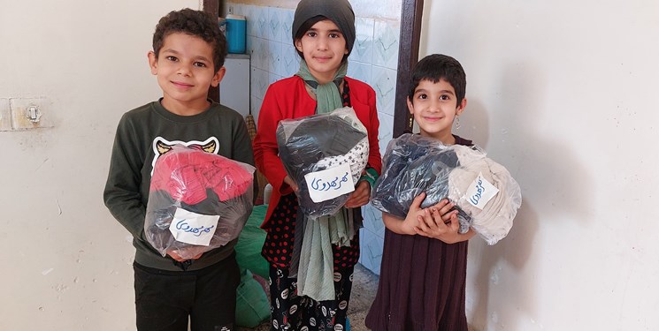 کمک‌های مومنانه «مهر مهدوی» به دست زلزله‌زدگان سی‌سخت رسید