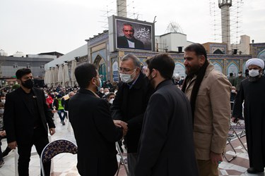 گفتگوی علیرضا زاکانی شهردار تهران  با ابراهیم الدیلمی  سفیر یمن در مراسم چهلم شهید حسن ایرلو سفیر جمهوری اسلامی ایران در یمن