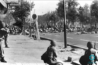 کشتار مردم در روز جمعه‌ی سیاه به دست عوامل محمد رضا پهلوی. تهران، میدان شهدا، ۱۷ شهریور ۱۳۵۷.