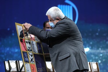 امضای یادبود چهاردهمین دوره جایزه ادبی جلال آل احمد توسط برگزیدگان این دوره جایزه ادبی 