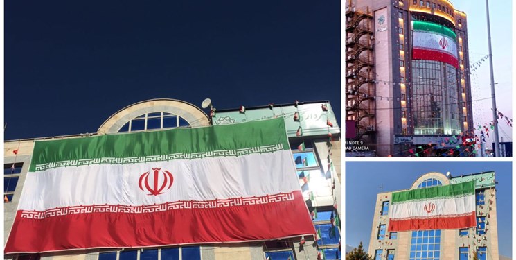 اهتزاز ۲۰۰ اَبَر پرچم روی بلندمرتبه های شهر  تهران به مناسبت فجر 43