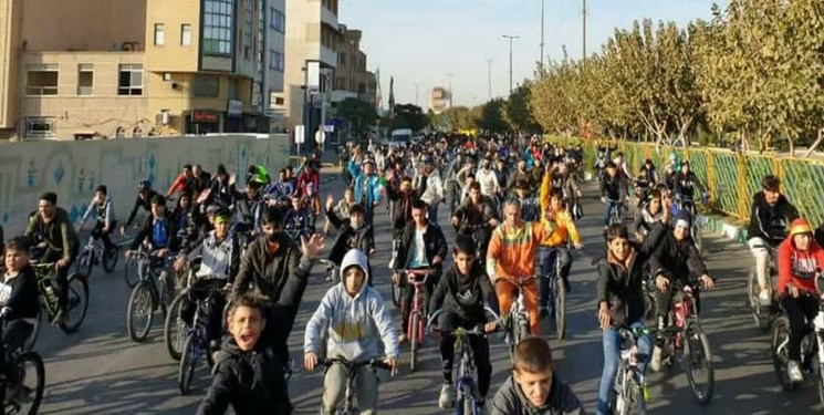 گرامیداشت دهه فجر با رکاب‌زنی دوچرخه‌سواران استان قم